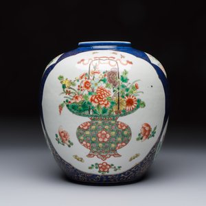 A Chinese famille verte gilt-decorated blue-ground 'Dragon and Phoenix' vase, Kangxi mark, 19th C. — 照片 3
