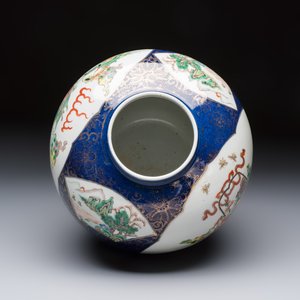 A Chinese famille verte gilt-decorated blue-ground 'Dragon and Phoenix' vase, Kangxi mark, 19th C. — 照片 5