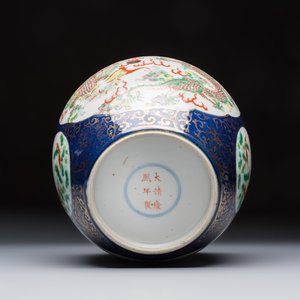 A Chinese famille verte gilt-decorated blue-ground 'Dragon and Phoenix' vase, Kangxi mark, 19th C. — 照片 6