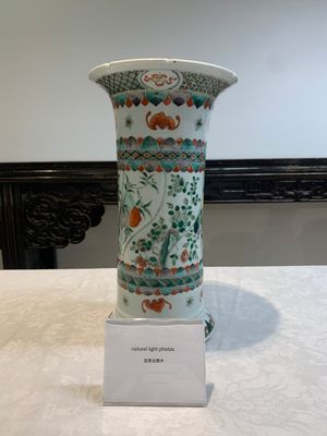 A Chinese famille verte 'gu' vase with floral design, 19th C. — foto 1