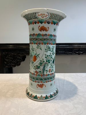 A Chinese famille verte 'gu' vase with floral design, 19th C. — foto 2
