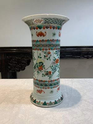 A Chinese famille verte 'gu' vase with floral design, 19th C. — foto 3