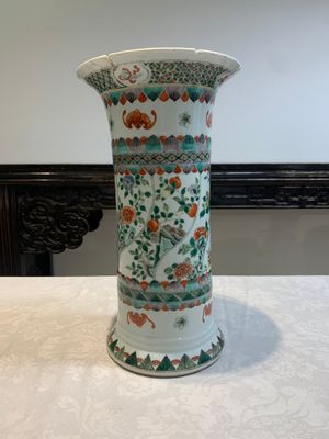 A Chinese famille verte 'gu' vase with floral design, 19th C. — foto 4