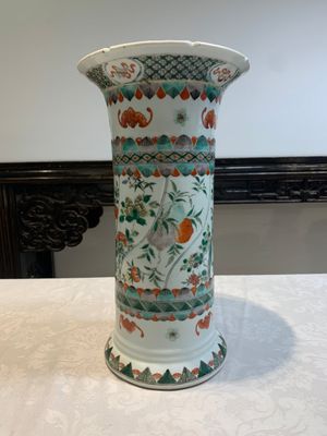 A Chinese famille verte 'gu' vase with floral design, 19th C. — foto 5