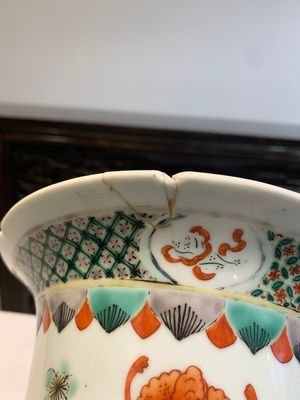A Chinese famille verte 'gu' vase with floral design, 19th C. — foto 8