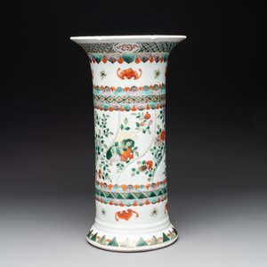 A Chinese famille verte 'gu' vase with floral design, 19th C. — foto 2