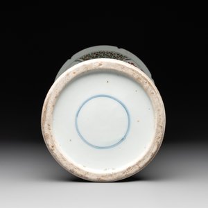 A Chinese famille verte 'gu' vase with floral design, 19th C. — foto 7