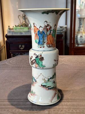 A Chinese famille verte 'gu' vase with narrative design, 19th C. — foto 1