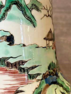 A Chinese famille verte 'gu' vase with narrative design, 19th C. — foto 17