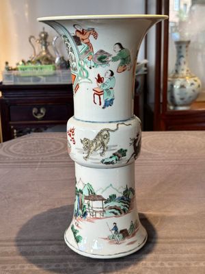 A Chinese famille verte 'gu' vase with narrative design, 19th C. — foto 2