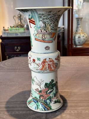 A Chinese famille verte 'gu' vase with narrative design, 19th C. — foto 3