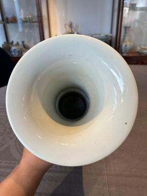 A Chinese famille verte 'gu' vase with narrative design, 19th C. — foto 4