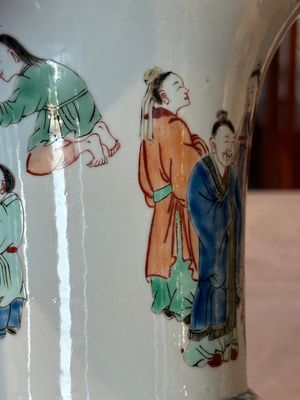 A Chinese famille verte 'gu' vase with narrative design, 19th C. — foto 8