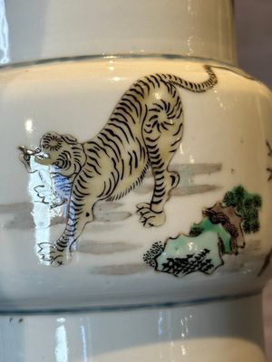 A Chinese famille verte 'gu' vase with narrative design, 19th C. — foto 10
