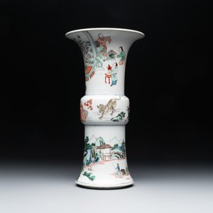 A Chinese famille verte 'gu' vase with narrative design, 19th C. — foto 4