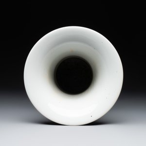 A Chinese famille verte 'gu' vase with narrative design, 19th C. — foto 5