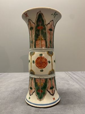 A Chinese famille verte 'gu' vase with stylised floral design, Kangxi — photo 1