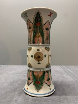 A Chinese famille verte 'gu' vase with stylised floral design, Kangxi — photo 2