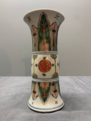 A Chinese famille verte 'gu' vase with stylised floral design, Kangxi — photo 3