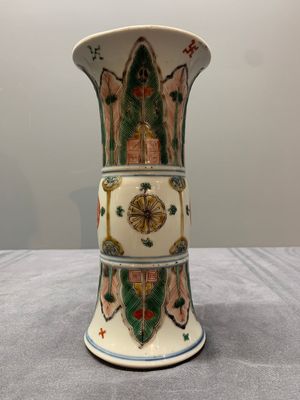 A Chinese famille verte 'gu' vase with stylised floral design, Kangxi — photo 4