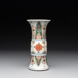 A Chinese famille verte 'gu' vase with stylised floral design, Kangxi — photo 1