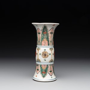 A Chinese famille verte 'gu' vase with stylised floral design, Kangxi — photo 2