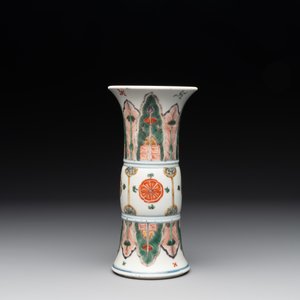 A Chinese famille verte 'gu' vase with stylised floral design, Kangxi — photo 3