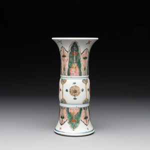 A Chinese famille verte 'gu' vase with stylised floral design, Kangxi — photo 4