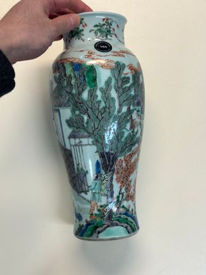 A Chinese famille verte 'Guanyin Zun' vase with narrative design, 19/20th C. — photo 1