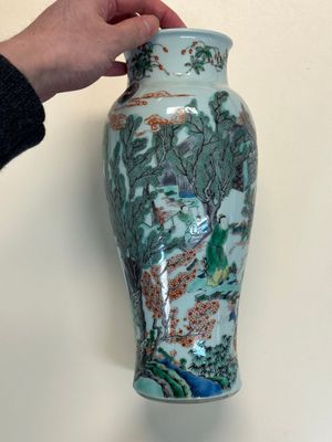A Chinese famille verte 'Guanyin Zun' vase with narrative design, 19/20th C. — photo 2