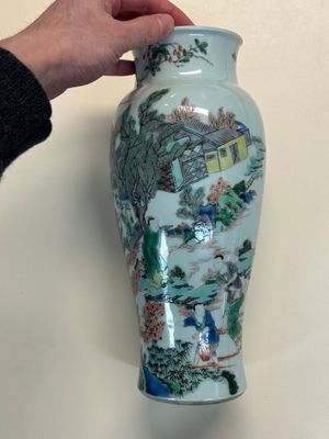 A Chinese famille verte 'Guanyin Zun' vase with narrative design, 19/20th C. — photo 3