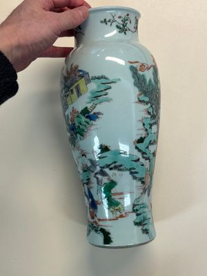 A Chinese famille verte 'Guanyin Zun' vase with narrative design, 19/20th C. — photo 4