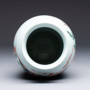 A Chinese famille verte 'Guanyin Zun' vase with narrative design, 19/20th C. — photo 5