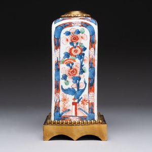 A Chinese famille verte hanging chopstick holder, a gilt bronze-mounted Imari-verte square flask and a wucai bowl, Kangxi and later — photo 11