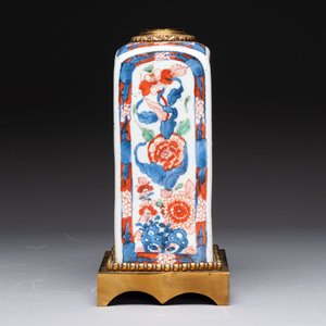 A Chinese famille verte hanging chopstick holder, a gilt bronze-mounted Imari-verte square flask and a wucai bowl, Kangxi and later — photo 14