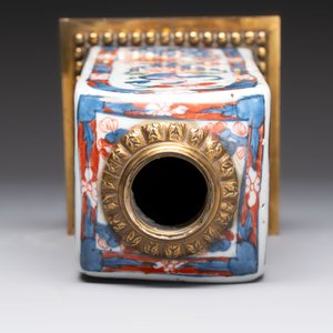 A Chinese famille verte hanging chopstick holder, a gilt bronze-mounted Imari-verte square flask and a wucai bowl, Kangxi and later — photo 16