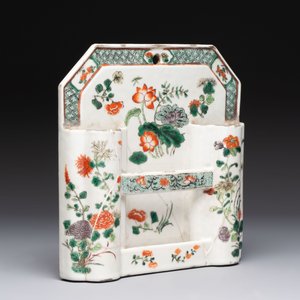 A Chinese famille verte hanging chopstick holder, a gilt bronze-mounted Imari-verte square flask and a wucai bowl, Kangxi and later — photo 2