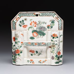 A Chinese famille verte hanging chopstick holder, a gilt bronze-mounted Imari-verte square flask and a wucai bowl, Kangxi and later — photo 3