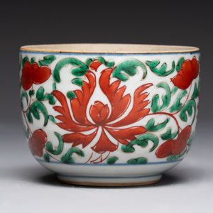 A Chinese famille verte hanging chopstick holder, a gilt bronze-mounted Imari-verte square flask and a wucai bowl, Kangxi and later — photo 5