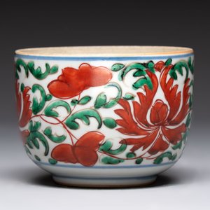A Chinese famille verte hanging chopstick holder, a gilt bronze-mounted Imari-verte square flask and a wucai bowl, Kangxi and later — photo 7