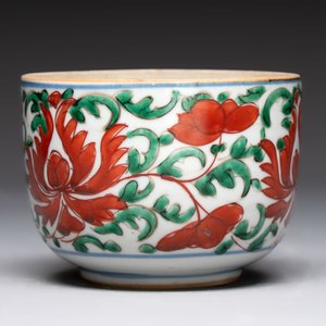 A Chinese famille verte hanging chopstick holder, a gilt bronze-mounted Imari-verte square flask and a wucai bowl, Kangxi and later — photo 8