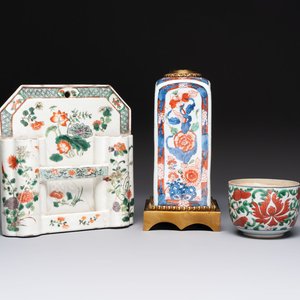 A Chinese famille verte hanging chopstick holder, a gilt bronze-mounted Imari-verte square flask and a wucai bowl, Kangxi and later — photo 1