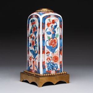 A Chinese famille verte hanging chopstick holder, a gilt bronze-mounted Imari-verte square flask and a wucai bowl, Kangxi and later — photo 15