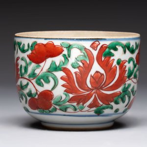 A Chinese famille verte hanging chopstick holder, a gilt bronze-mounted Imari-verte square flask and a wucai bowl, Kangxi and later — photo 6