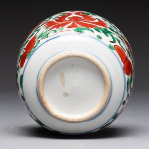 A Chinese famille verte hanging chopstick holder, a gilt bronze-mounted Imari-verte square flask and a wucai bowl, Kangxi and later — photo 10