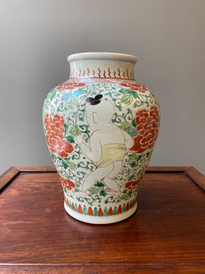 A Chinese famille verte 'Hehe Erxian' vase, Kangxi — photo 2