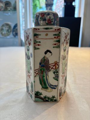 A Chinese famille verte hexagonal tea caddy and cover, 19th C. — foto 1