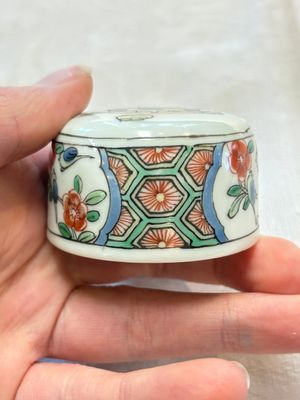 A Chinese famille verte hexagonal tea caddy and cover, 19th C. — foto 11