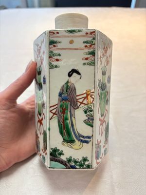 A Chinese famille verte hexagonal tea caddy and cover, 19th C. — foto 2
