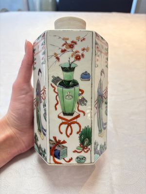 A Chinese famille verte hexagonal tea caddy and cover, 19th C. — foto 3